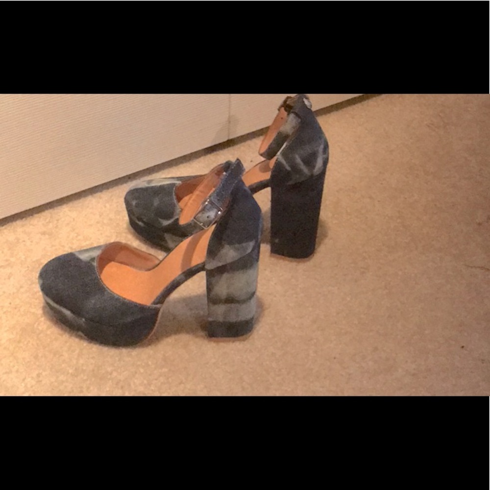 Gorgeous blue jean platforms in size 6